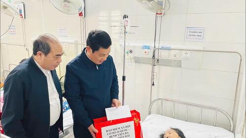 Bảo hiểm xã hội cơ sở Ái Quốc thăm và tặng quà cho các bệnh nhân có hoàn cảnh khó khăn tại Bệnh viện đa khoa Tiền Hải.