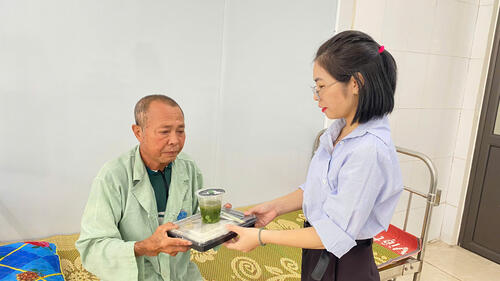 Nhà hàng Crown trao suất cơm yêu thương đến người bệnh.
